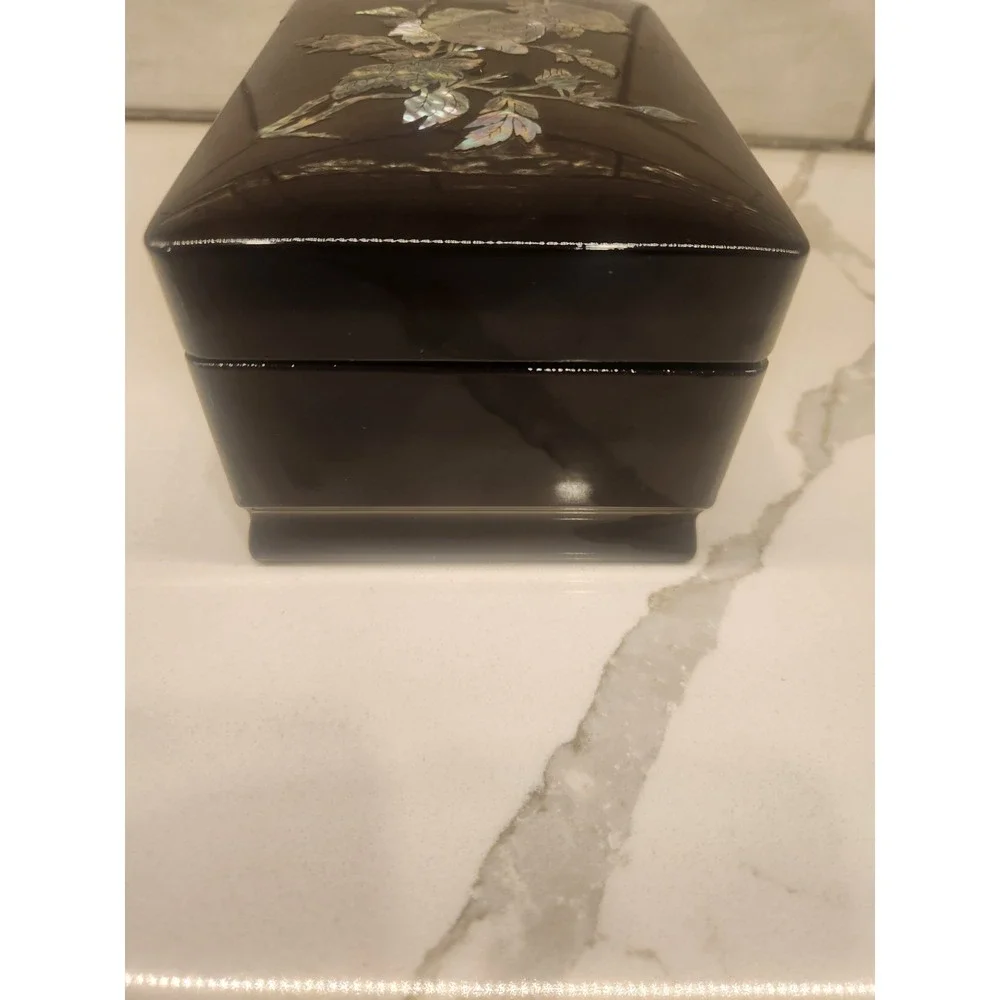 Vintage Black Laquer Jewelry Music Box Mother Of Pearl Rose Inlay Turtle Closure